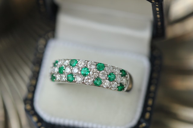 钻石和祖母绿镶嵌戒指